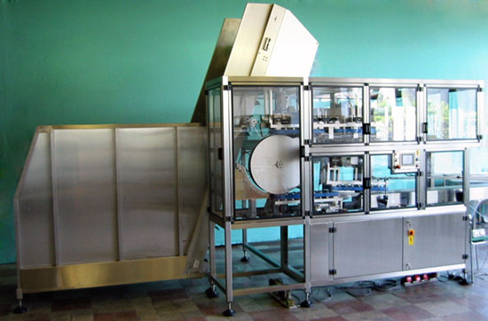 Bottle unscrambler with hopper elevator